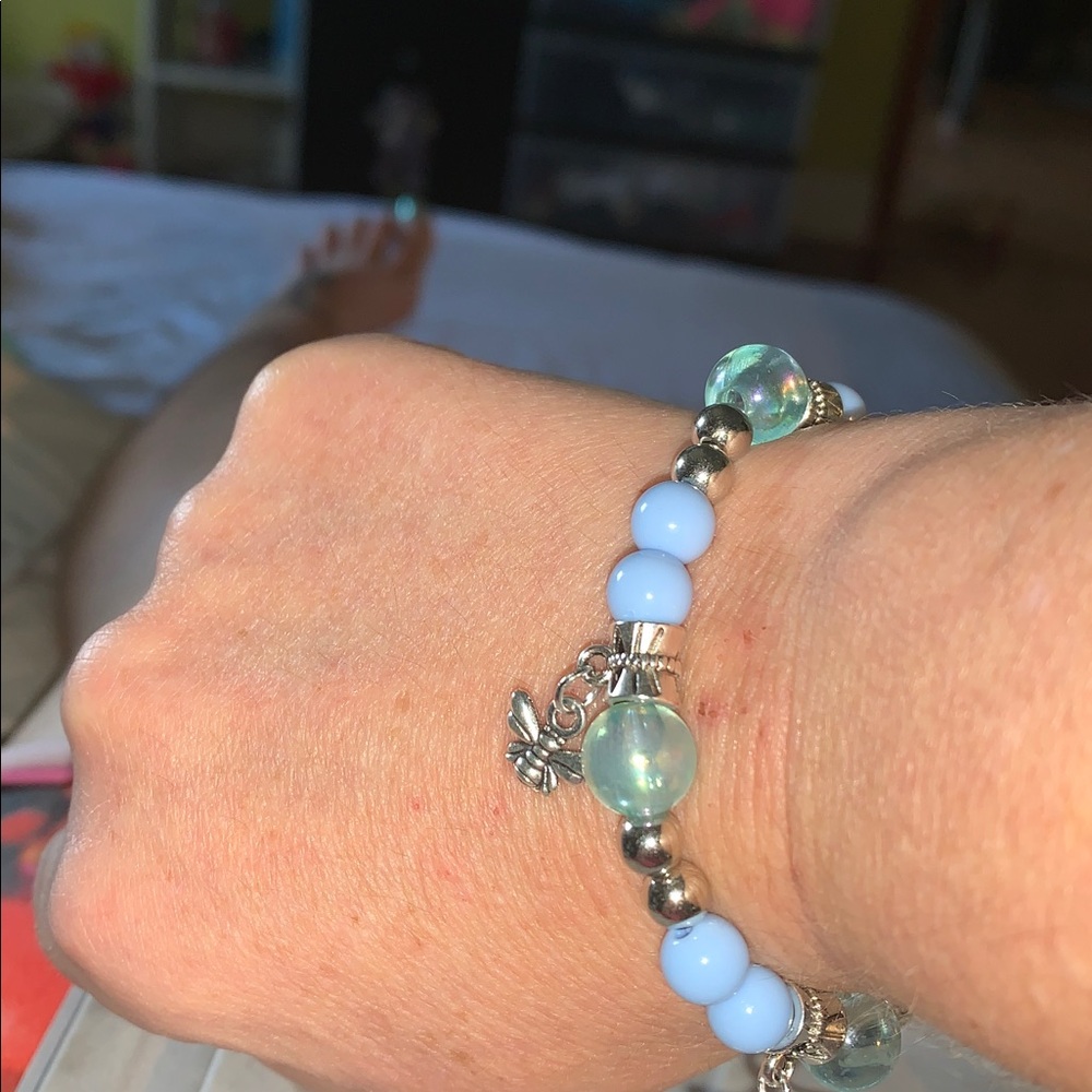 Blue iridescent and silver stretch bracelet with beach charms - Picture 5 of 5